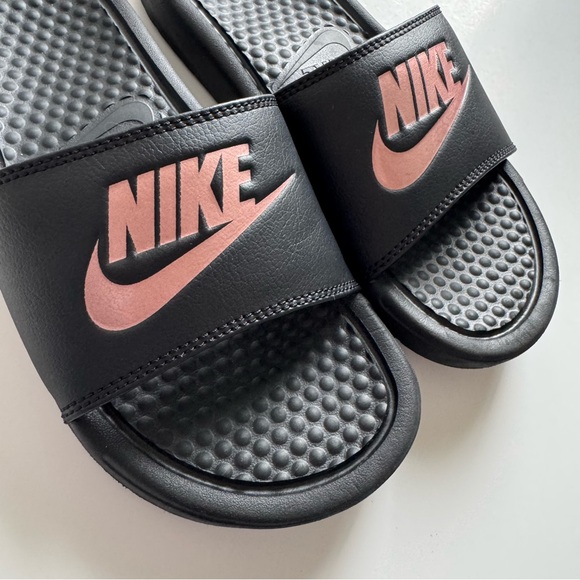 Women's Nike Benassi Jdi Sandal Black/Vivid Pink, Black/Rose Gold. Size: 5. - Picture 4 of 8